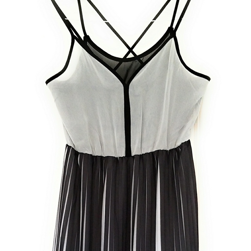 New HYPR Black and White Gown Dress Size Small